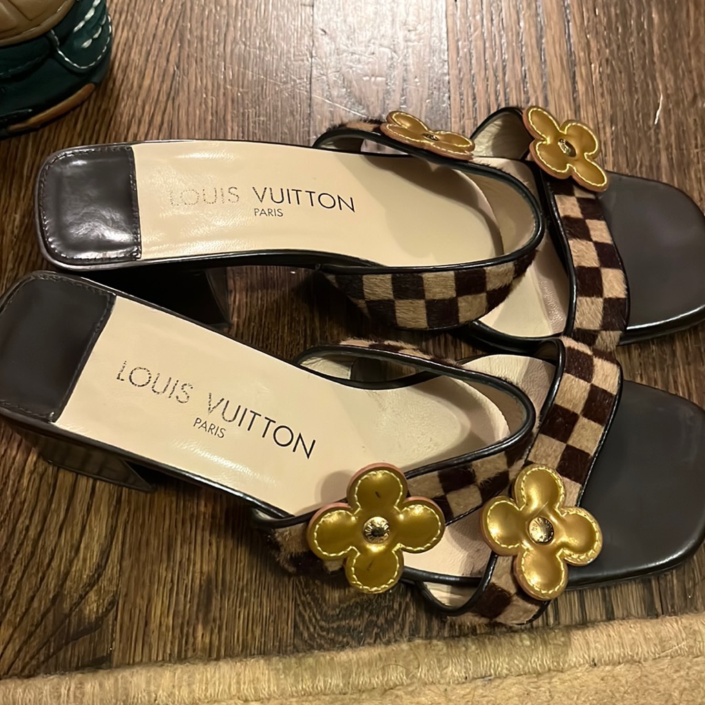 Louis Vuitton 2002 Patent Leather Flower Slides- Excellent Condition Size 36.5